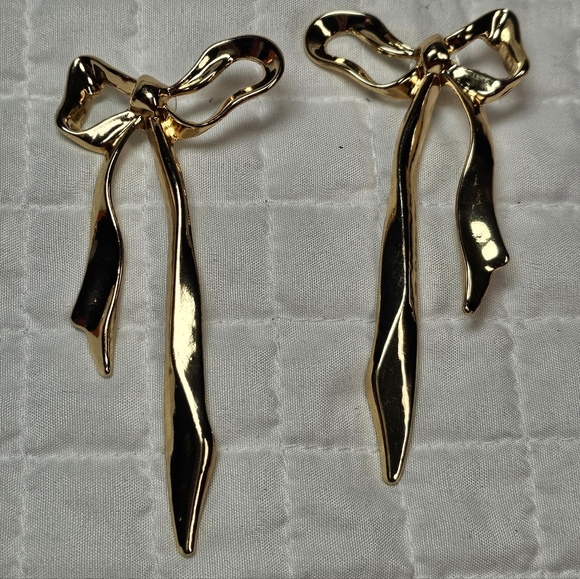Boutique Jewelry - Gold Asymetrical "Flowy" Bow Earrings NEW Boutique